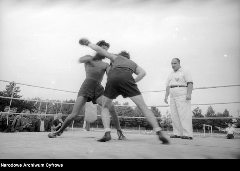 Na zdjęciu widać sportowców na Stadionie Olimpijskim we Wrocławiu. Zdjęcia pochodzą z lat 1945-50