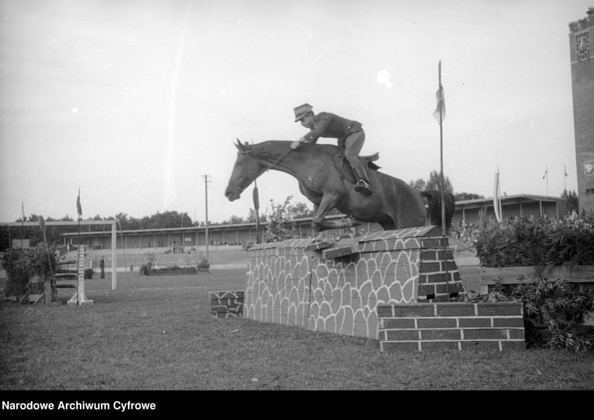 Na zdjęciu widać sportowców na Stadionie Olimpijskim we Wrocławiu. Zdjęcia pochodzą z lat 1945-50