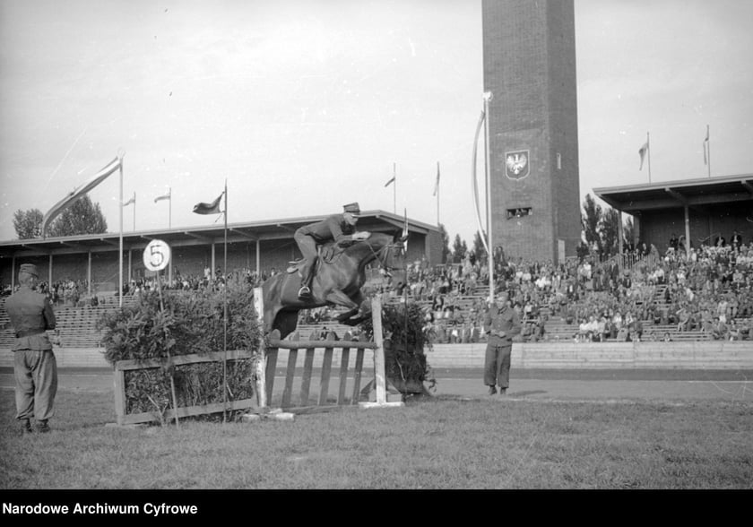 Na zdjęciu widać sportowców na Stadionie Olimpijskim we Wrocławiu. Zdjęcia pochodzą z lat 1945-50