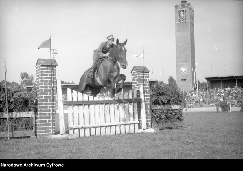 Na zdjęciu widać sportowców na Stadionie Olimpijskim we Wrocławiu. Zdjęcia pochodzą z lat 1945-50