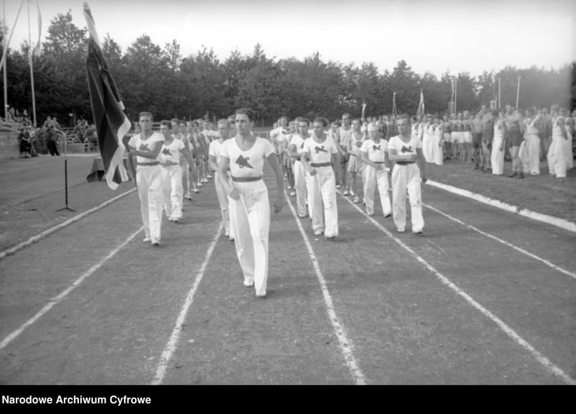 Na zdjęciu widać sportowców na Stadionie Olimpijskim we Wrocławiu. Zdjęcia pochodzą z lat 1945-50