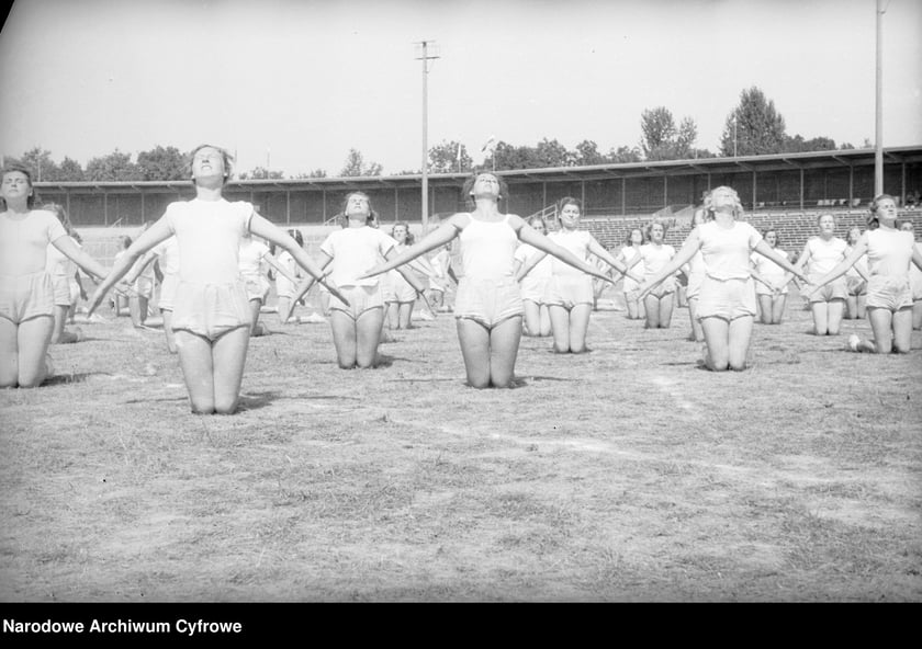 Na zdjęciu widać sportowców na Stadionie Olimpijskim we Wrocławiu. Zdjęcia pochodzą z lat 1945-50