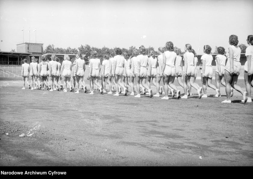 Na zdjęciu widać sportowców na Stadionie Olimpijskim we Wrocławiu. Zdjęcia pochodzą z lat 1945-50