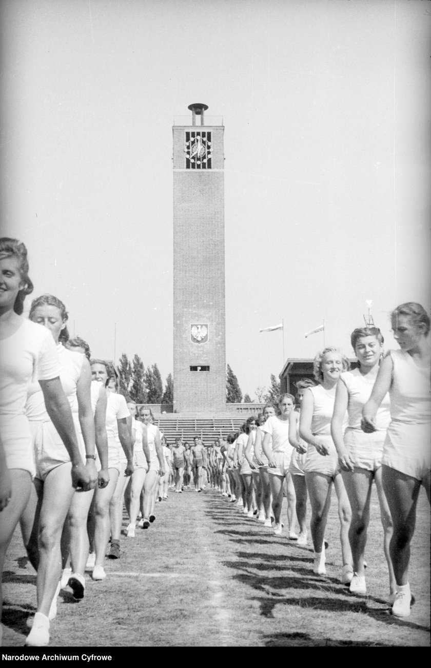 Na zdjęciu widać sportowców na Stadionie Olimpijskim we Wrocławiu. Zdjęcia pochodzą z lat 1945-50