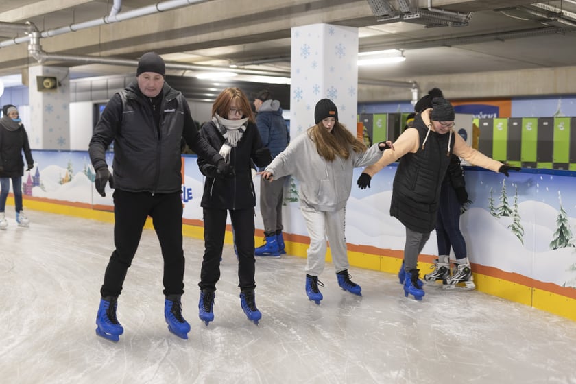 Goście jeżdżący na łyżwach na lodowisku Tarczyński Arena (zdjęcie ilustracyjne)