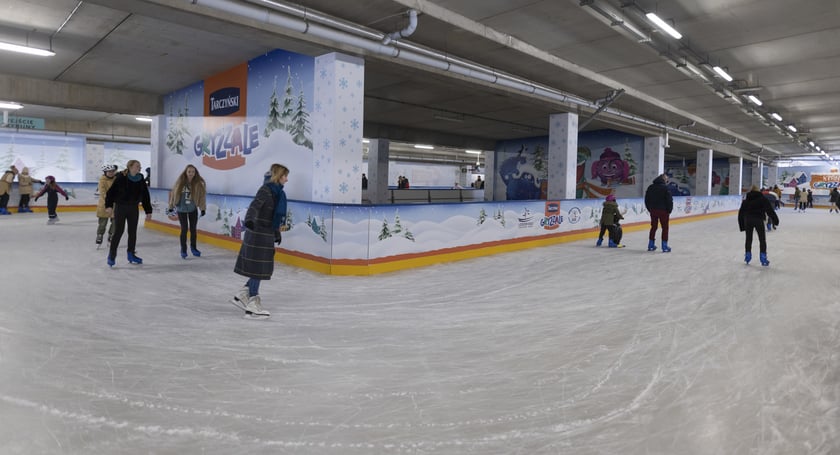 Goście jeżdżący na łyżwach na lodowisku Tarczyński Arena (zdjęcie ilustracyjne)