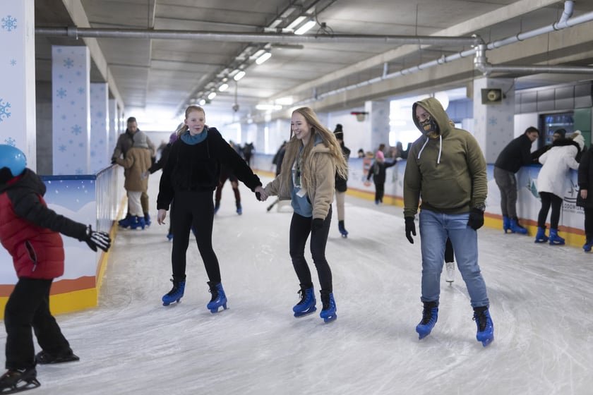 Goście jeżdżący na łyżwach na lodowisku Tarczyński Arena (zdjęcie ilustracyjne)