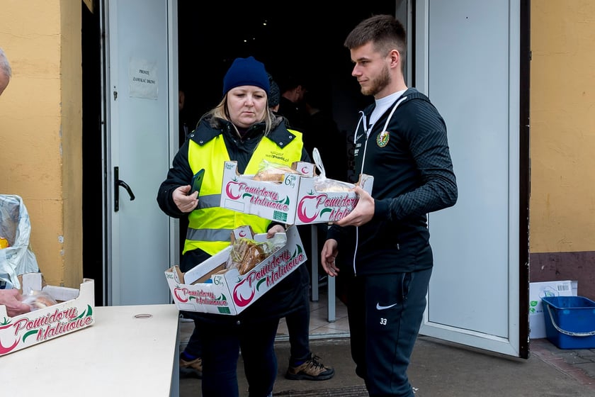 Piłkarze Śląska Wrocław i wolontariusze Fundacji Weź Pomóż wspólnie rozdawali paczki dla potrzebujących