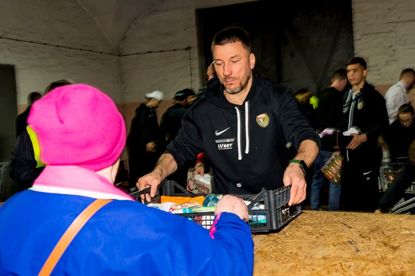 Piłkarze Śląska Wrocław i wolontariusze Fundacji Weź Pomóż wspólnie rozdawali paczki dla potrzebujących