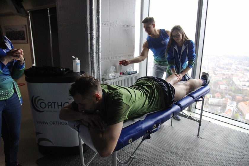 Uczestnicy biegu na Sky Tower