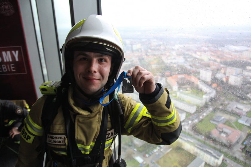 Uczestnicy biegu na Sky Tower