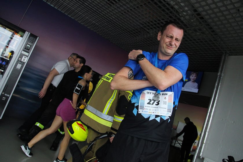 Uczestnicy biegu na Sky Tower