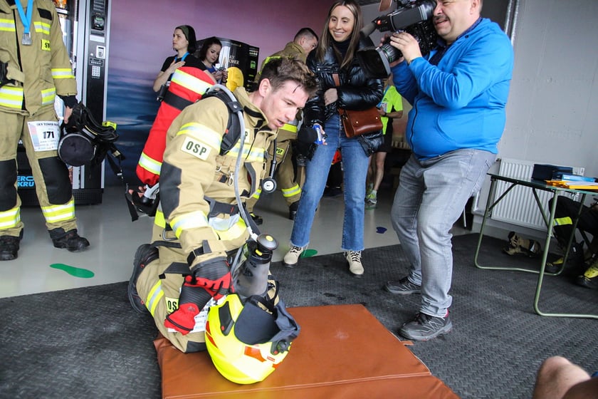 Uczestnicy biegu na Sky Tower