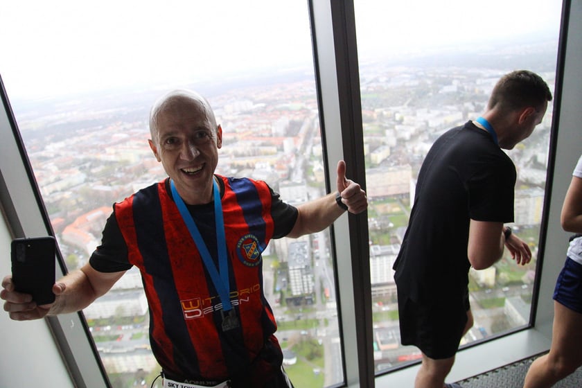 Uczestnicy biegu na Sky Tower