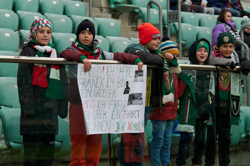 Kibice na trybunach Tarczyński Arena we Wrocławiu, mecz Śląsk Wrocław - Piast Gliwice, 06.04.2023