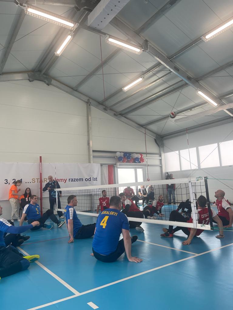Specjalnie zaadaptowana hala sportowa. Trenują osoby z niepełnosprawnościami.