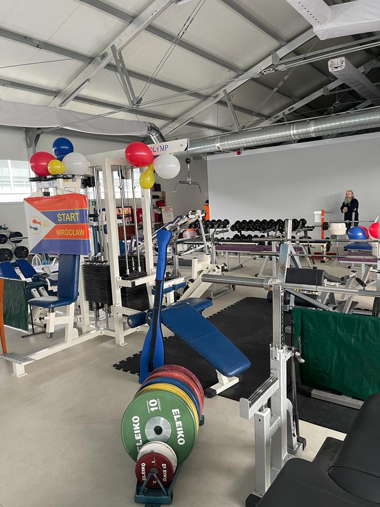 Specjalnie zaadaptowana hala sportowa. Trenują osoby z niepełnosprawnościami.
