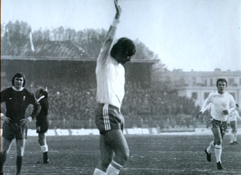 Tadeusz Pawłowski po strzeleniu gola Liverpoolowi na Stadionie Olimpijskim we Wrocławiu