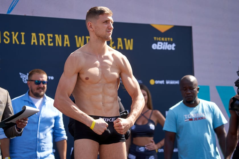 Ceremonia ważenia zawodników przezwieczorem bokserskim na Tarczyński Arena, którego kulminacją będzie walka Usyk - Dubois
