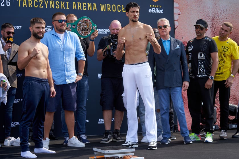 Ceremonia ważenia zawodników przezwieczorem bokserskim na Tarczyński Arena, którego kulminacją będzie walka Usyk - Dubois