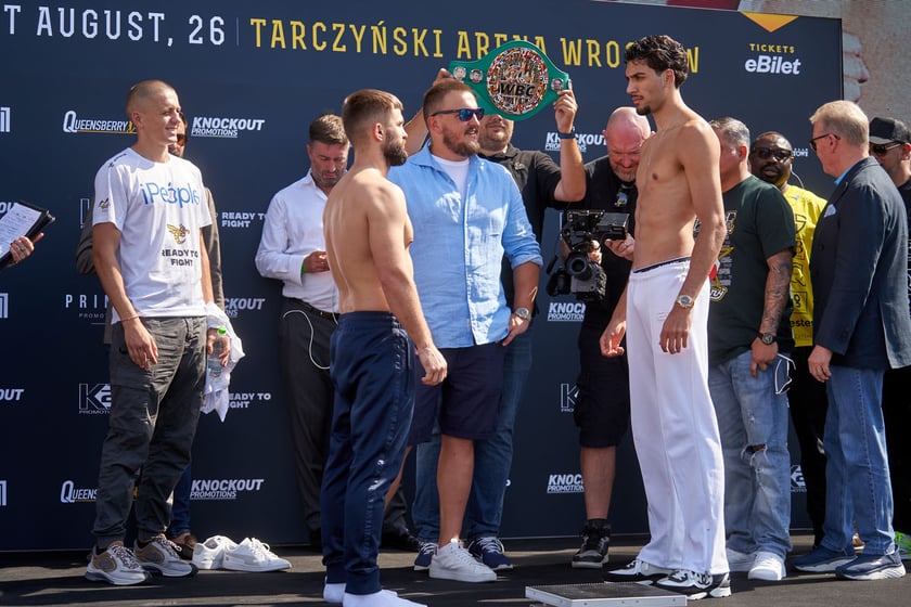 Ceremonia ważenia zawodników przezwieczorem bokserskim na Tarczyński Arena, którego kulminacją będzie walka Usyk - Dubois