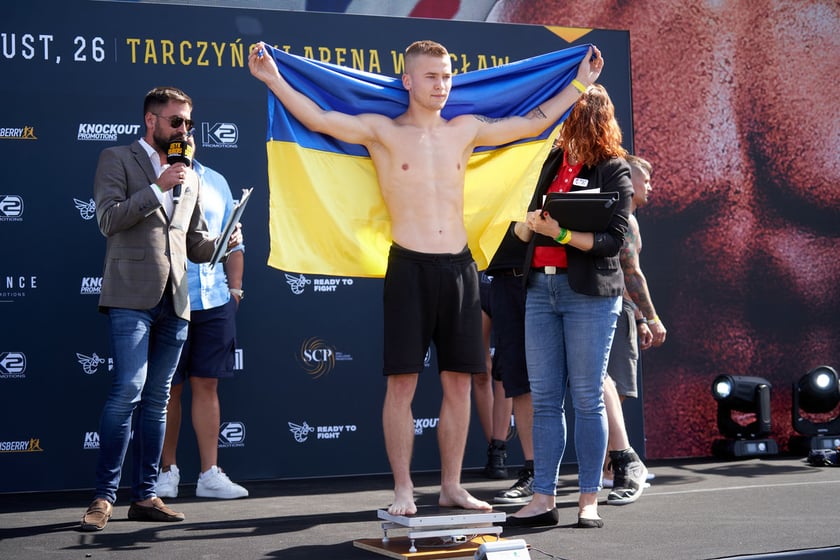 Ceremonia ważenia zawodników przezwieczorem bokserskim na Tarczyński Arena, którego kulminacją będzie walka Usyk - Dubois