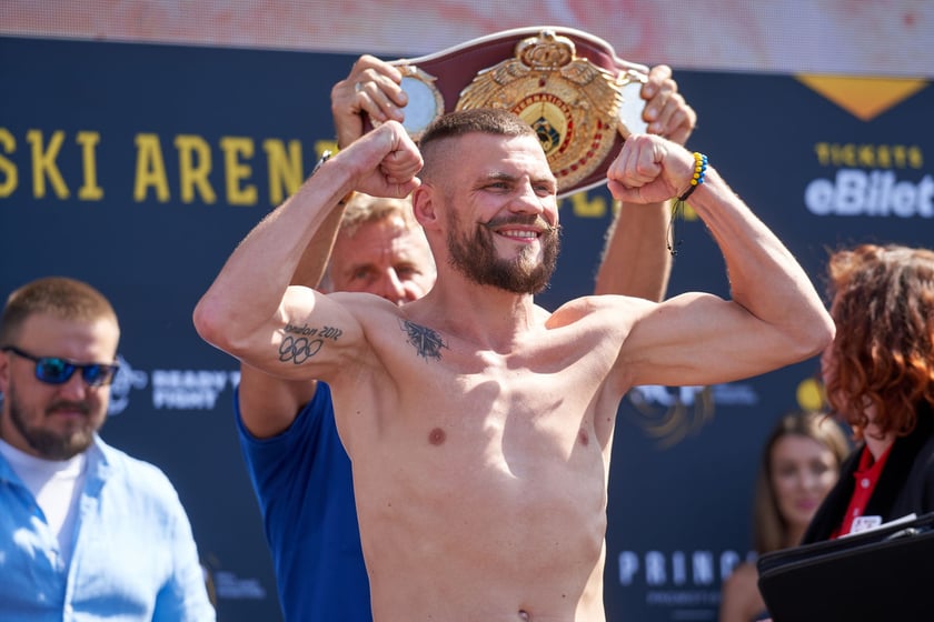 Ceremonia ważenia zawodników przezwieczorem bokserskim na Tarczyński Arena, którego kulminacją będzie walka Usyk - Dubois