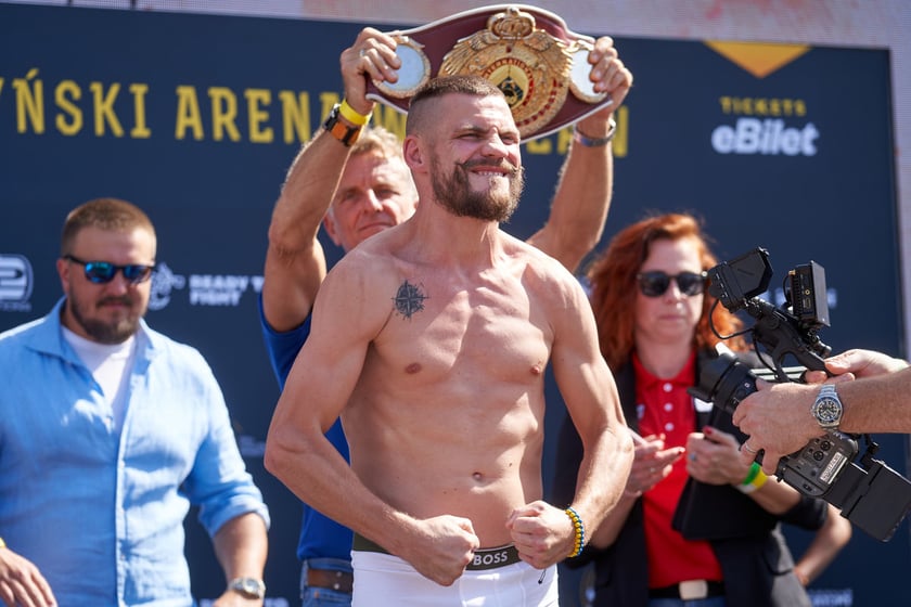 Ceremonia ważenia zawodników przezwieczorem bokserskim na Tarczyński Arena, którego kulminacją będzie walka Usyk - Dubois