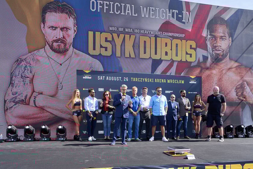 Ceremonia ważenia zawodników przezwieczorem bokserskim na Tarczyński Arena, którego kulminacją będzie walka Usyk - Dubois