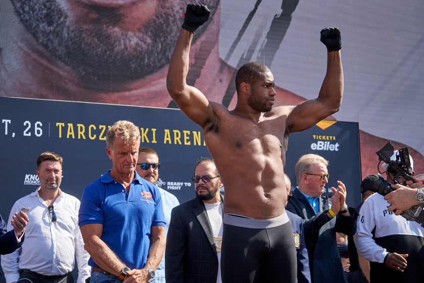 Ceremonia ważenia zawodników przezwieczorem bokserskim na Tarczyński Arena, którego kulminacją będzie walka Usyk - Dubois