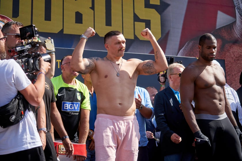 Ceremonia ważenia zawodników przezwieczorem bokserskim na Tarczyński Arena, którego kulminacją będzie walka Usyk - Dubois