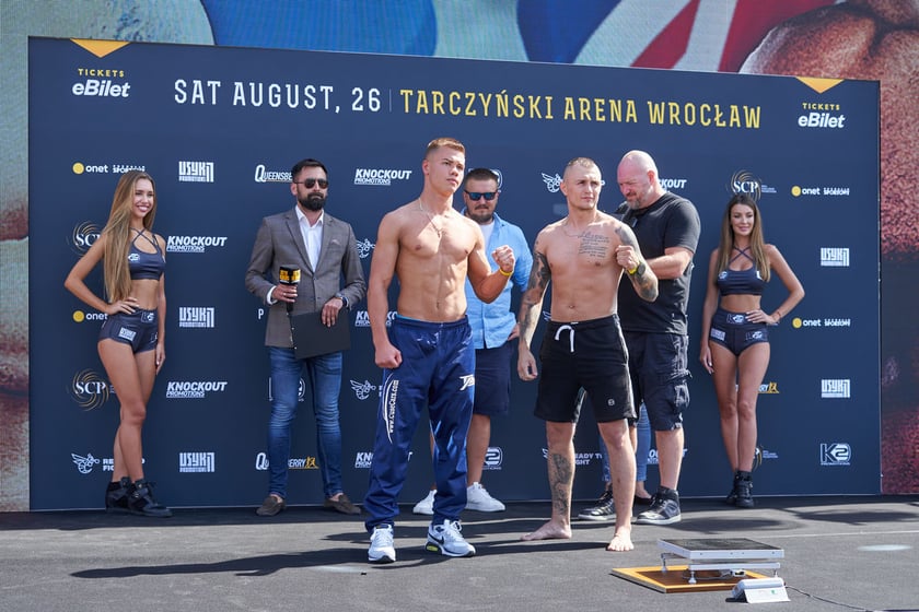 Ceremonia ważenia zawodników przezwieczorem bokserskim na Tarczyński Arena, którego kulminacją będzie walka Usyk - Dubois