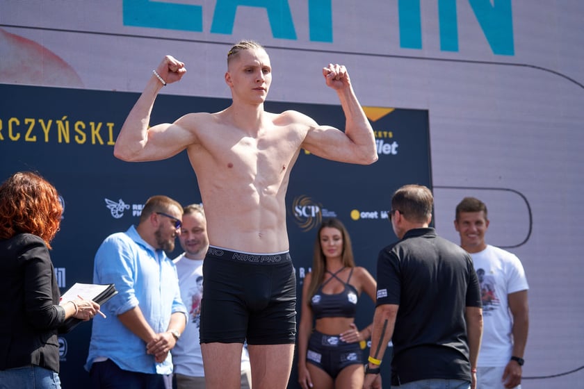 Ceremonia ważenia zawodników przezwieczorem bokserskim na Tarczyński Arena, którego kulminacją będzie walka Usyk - Dubois