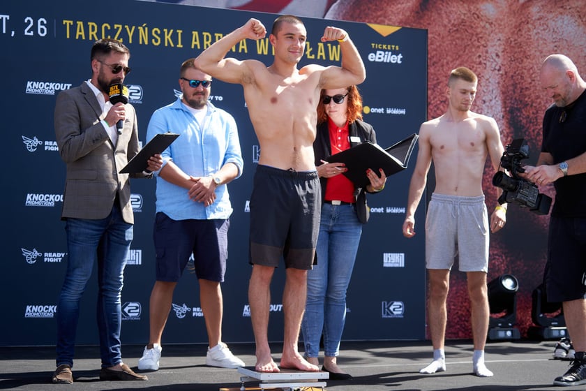Ceremonia ważenia zawodników przezwieczorem bokserskim na Tarczyński Arena, którego kulminacją będzie walka Usyk - Dubois