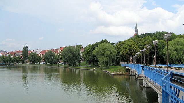 Przenosimy się na Mazury. Ile jest tam jezior? Pewnie nie uwierzycie, że tysiące (ponad 2600 w środkowej części pojezierza), stąd przydomek Kraina Tysiąca Jezior. Na Mazurach są największe jeziora (Śniardwy i Mamry) i najdłuższe &ndash; Jeziorak. Kto w tej krainie nie był, ten szczur lądowy lub majtek pokładowy.
Aby poczuć klimat i uroki Mazur, można pojechać z Wrocławia Gł&oacute;wnego bezpośrednim pociągiem Intercity do Ełku (10 godzin z hakiem).
Miasto leży nad Jeziorem Ełckim, a wok&oacute;ł: Sunowo, Szarek, Selmęt Mały i Wielki i Jezioro Regielskie. Każde w odległości przejażdżki rowerem.