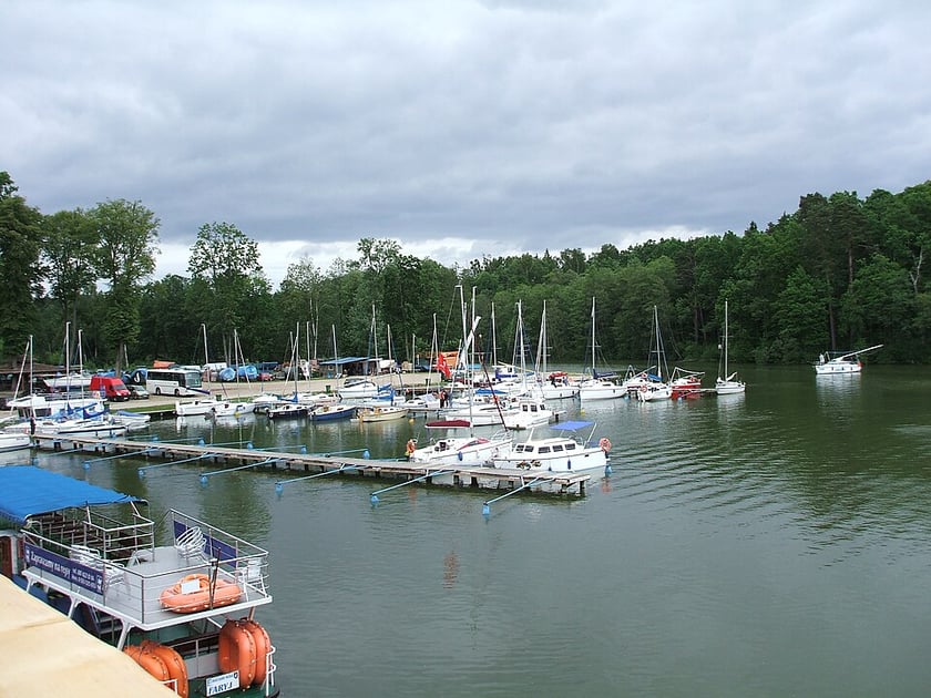 O fantazyjnym kształcie. Z g&oacute;ry wygląda jak czaszka łosia lub jelenia z porożem. Opisywane jako jedno z najbardziej dzikich i dziewiczych na Mazurach. Jest na nim kilka wysp i port&oacute;w. Otoczone Puszczą Piską.
Z Wrocławia Gł&oacute;wnego trzeba jechać na stację Ruciane-Nida Zach&oacute;d z przesiadką w Olsztynie. Najpierw Intercity, p&oacute;źniej Polregio. Razem prawie 9 godzin.
