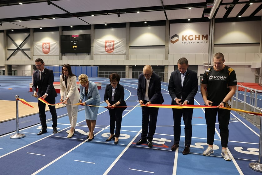 Przecięcie wstęgi od lewej: przewodniczący Rady Miejskiej Wrocławia Sergiusz Kmiecik, prezes Klubu Sportowego Ślęza Wrocław Katarzyna Ziobro, przewodnicząca rady nadzorczej KGHM Agnieszka Winnik-Kalemba,&nbsp;Marszałek Sejmu RP Elżbieta Witek, marszałek wojew&oacute;dztwa dolnośląskiego Cezary Przybylski, prezes zarządu KGHM Polska Tomasz Zdzikot i mistrz olimpijski Wojciech Nowicki