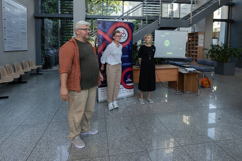 Tomasz Sikora, Monika Kozłowska-Święconek i Urszula Jagielnicka, spotkanie o akcji "W k&oacute;łko kręcę" w urzędzie miejskim, 28 września 2023