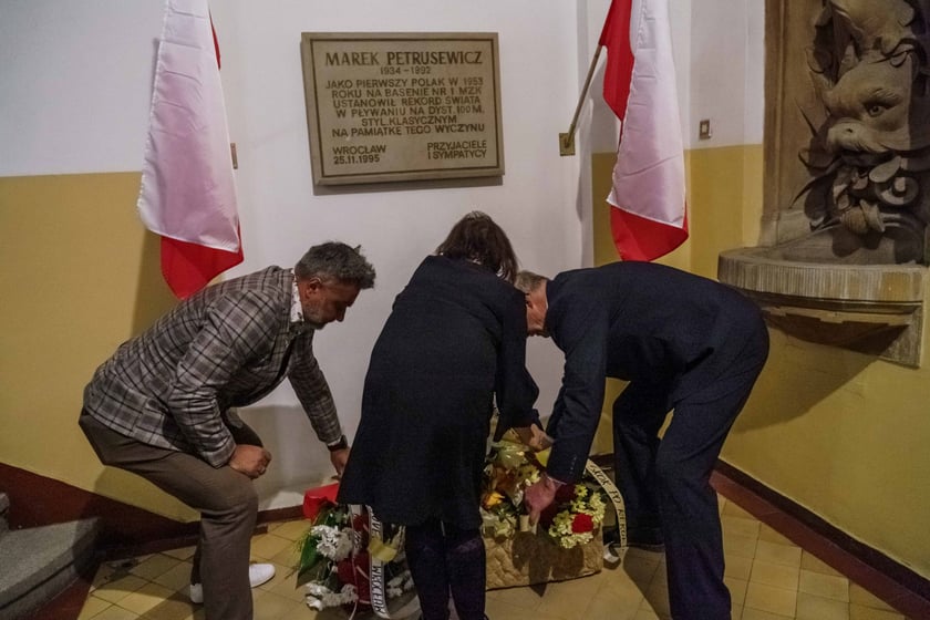 Złożenie kwiatów pod tablicą Petrusewicza przy Teatralnej