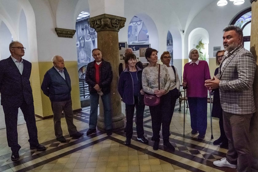 Złożenie kwiatów pod tablicą Petrusewicza przy Teatralnej