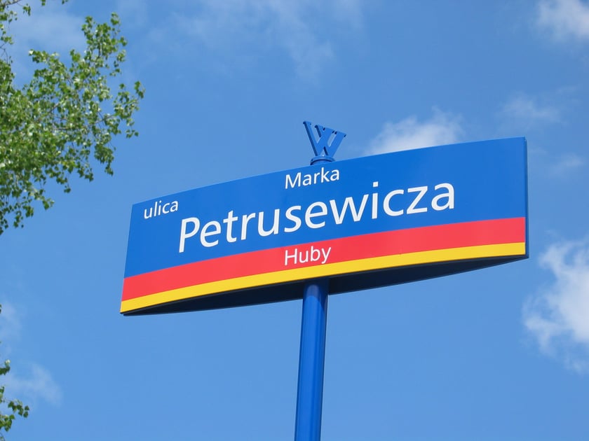 Na Hubach znajduje się ul. Petrusewicza