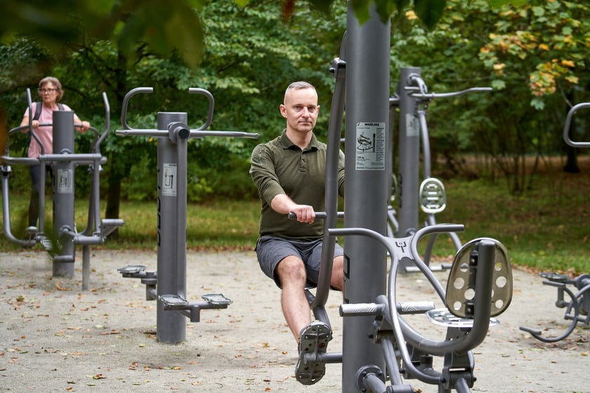 Nie ma lepszego rozwiązania. Zar&oacute;wno siłownie na powietrzu, jak i te tradycyjne są potrzebne i warto z nich korzystać&nbsp;