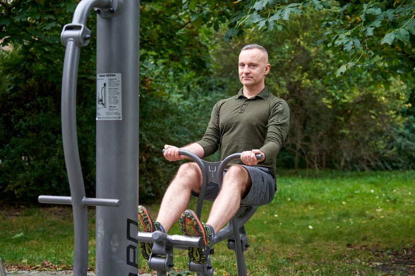 Paweł Posłuszny pokazuje, jak prawidłowo ćwiczyć na siłowni plenerowej
