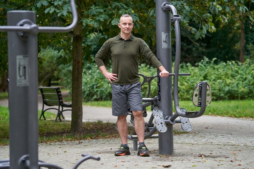 Paweł Posłuszny pokazuje, jak prawidłowo ćwiczyć na siłowni plenerowej