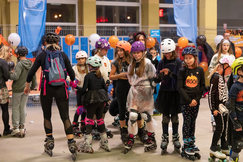 Uczestnicy bawią się podczas Skate Night Wrocław 2023 w Centrum Sportów Ekstremalnych przy ul. Legnickiej 65.