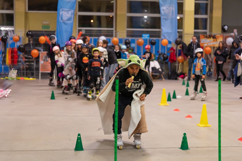 Uczestnicy bawią się podczas Skate Night Wrocław 2023 w Centrum Sportów Ekstremalnych przy ul. Legnickiej 65.