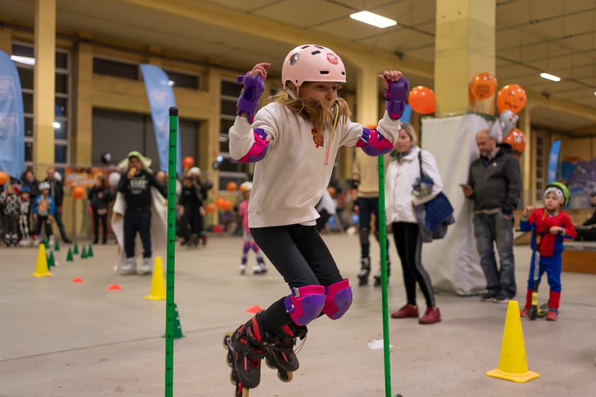 Uczestnicy bawią się podczas Skate Night Wrocław 2023 w Centrum Sportów Ekstremalnych przy ul. Legnickiej 65.