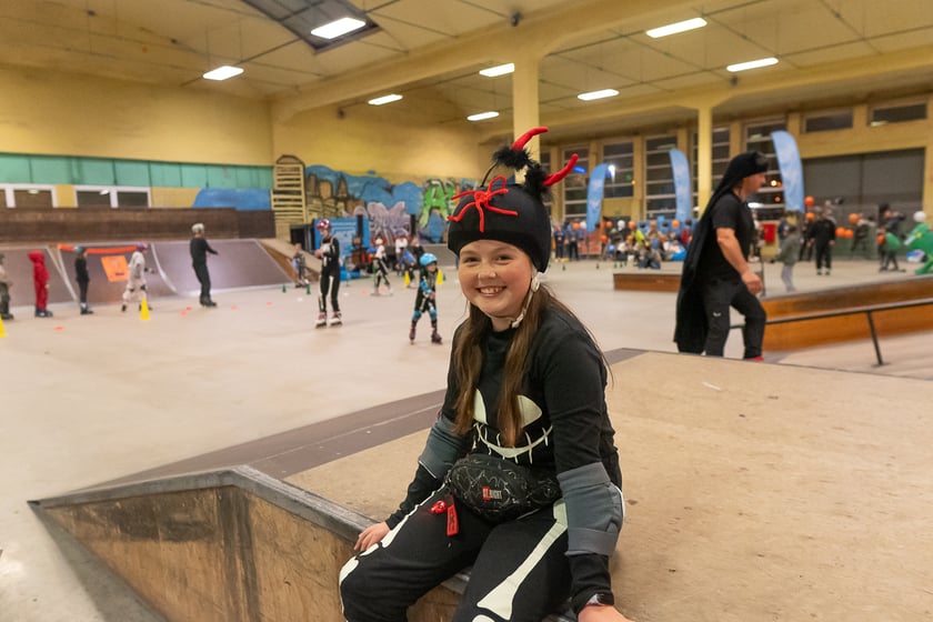 Uczestnicy bawią się podczas Skate Night Wrocław 2023 w Centrum Sportów Ekstremalnych przy ul. Legnickiej 65.