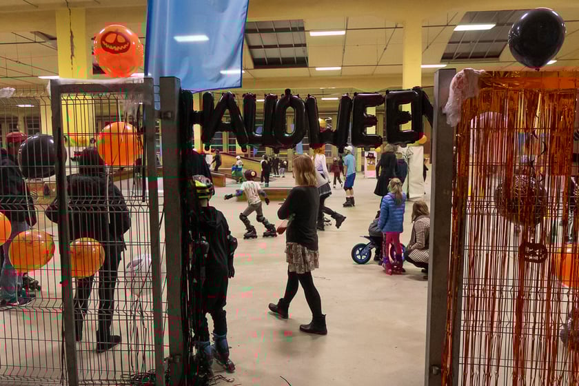 Uczestnicy bawią się podczas Skate Night Wrocław 2023 w Centrum Sportów Ekstremalnych przy ul. Legnickiej 65.