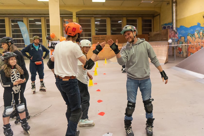 Uczestnicy bawią się podczas Skate Night Wrocław 2023 w Centrum Sportów Ekstremalnych przy ul. Legnickiej 65.